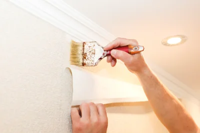 Pose de papier peint à Vieux-Port — revêtements muraux et toiles de verre